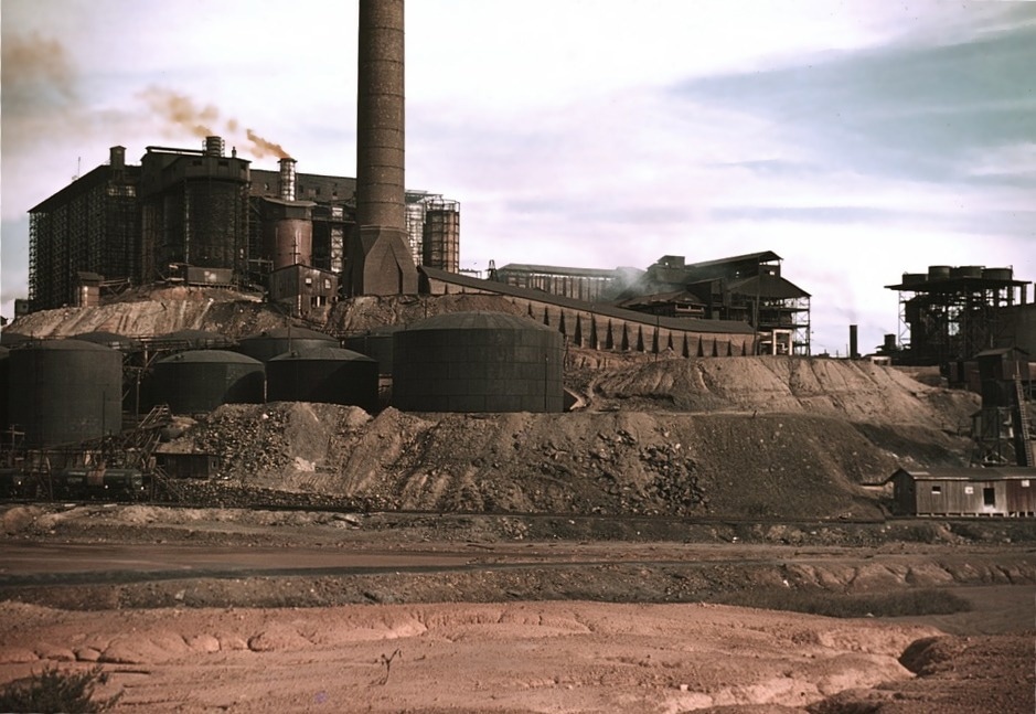 The Copperhill mine and sulfuric acid factory in 1939.