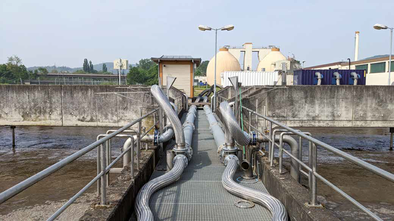 The piping of the rental solution is mobile. Each of the three basins of the biological purification stage is connected to a turbo blower which supplies the oxygen.