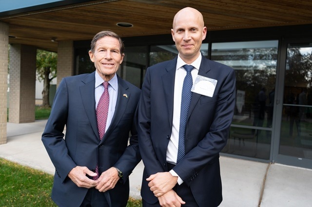 Senator Richard Blumenthal and Nel CEO Håkon Volldal.