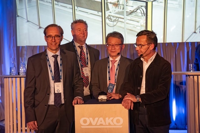 President and CEO Ovako Group Marcus Hedblom, President Business Unit Hofors-Hellefors Rickard Qvarfort, President Sanyo Special Steel Katsuhiro Miyamoto, and Swedish Prime Minister Ulf Kristersson together pressed the button marking production start-up.