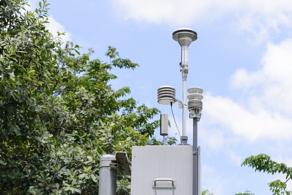 air pollution monitor in city