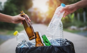 Plastic Bottles vs. Glass Bottles: Which Has a Higher Environmental Footprint?