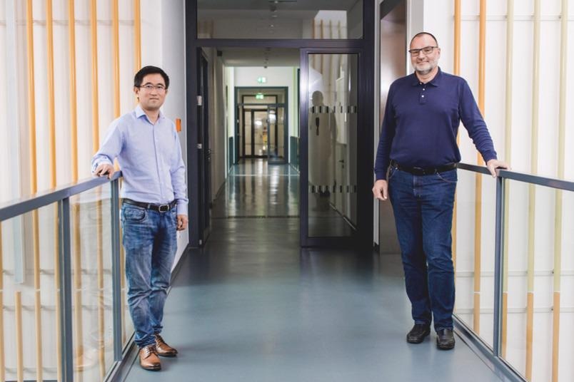 The Bochum-based catalysis team: Baoxiang Peng (left) and Martin Muhler.