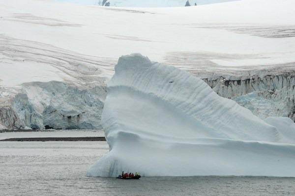 Sampling an iceberg during the Powell 2020 research expedition close to the “Juan Carlos I” Spanish Antarctic Base/José Abel Flores.