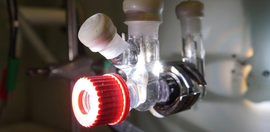 A Versatile Photoelectrochemical Platform for CO2 Conversion