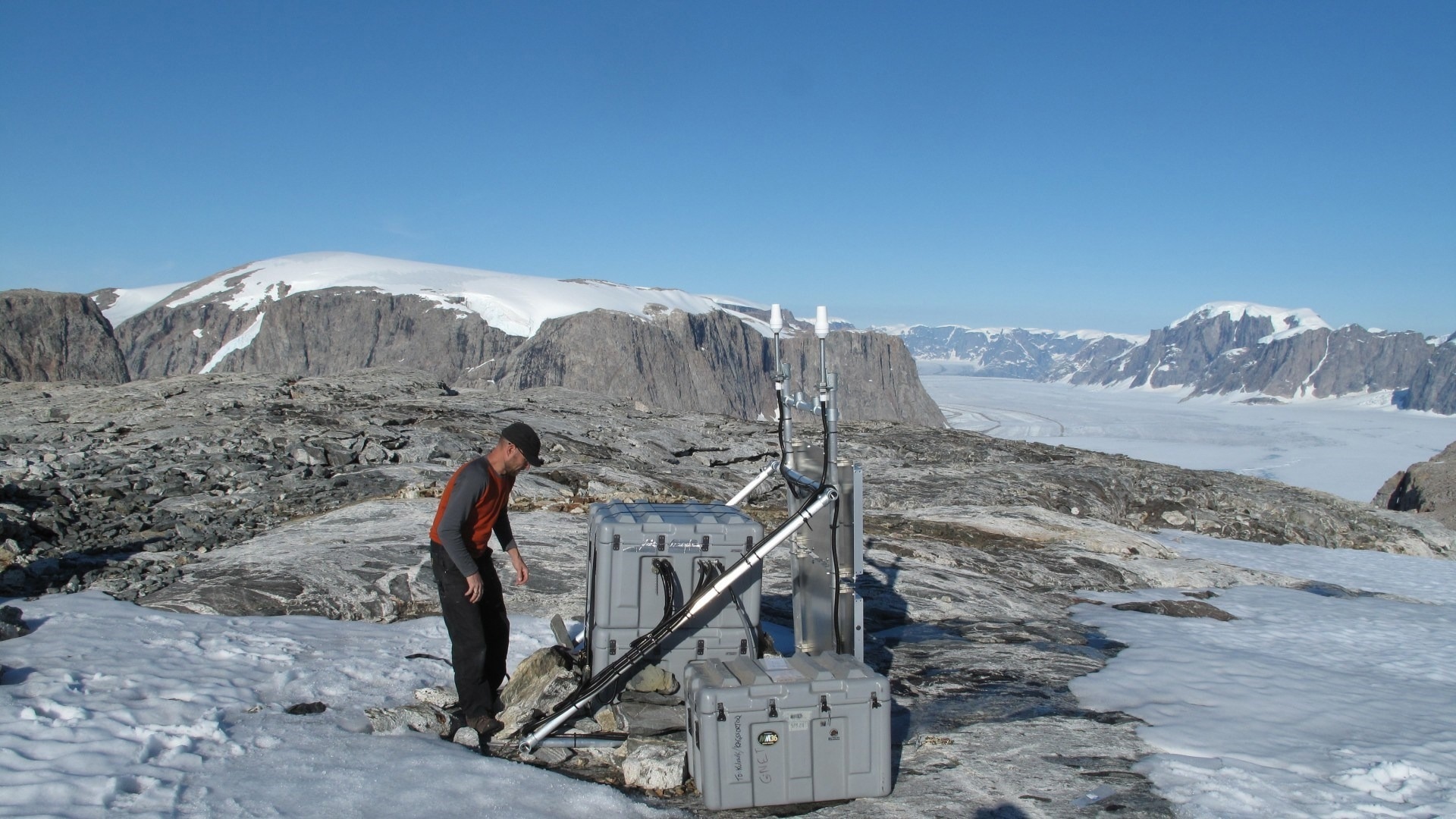 Researchers at DTU can now calculate how much the ice sheets in Greenland melts daily