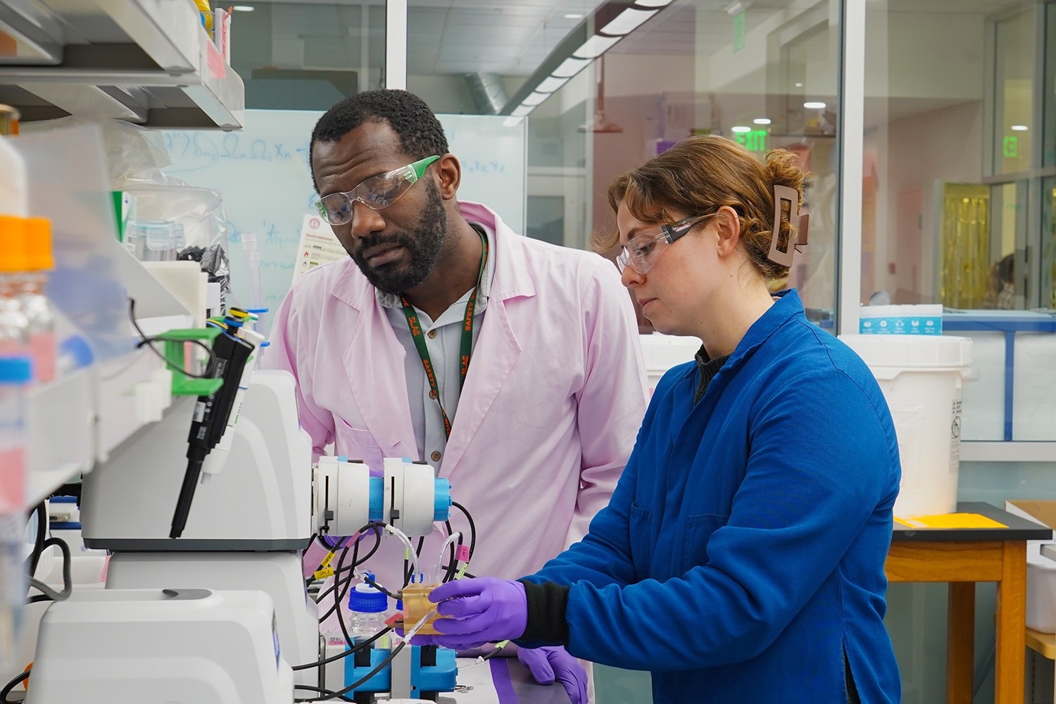 Stanford Assistant Professor William Tarpeh and Ph.D student Samantha Bunke in the Tarpeh lab.