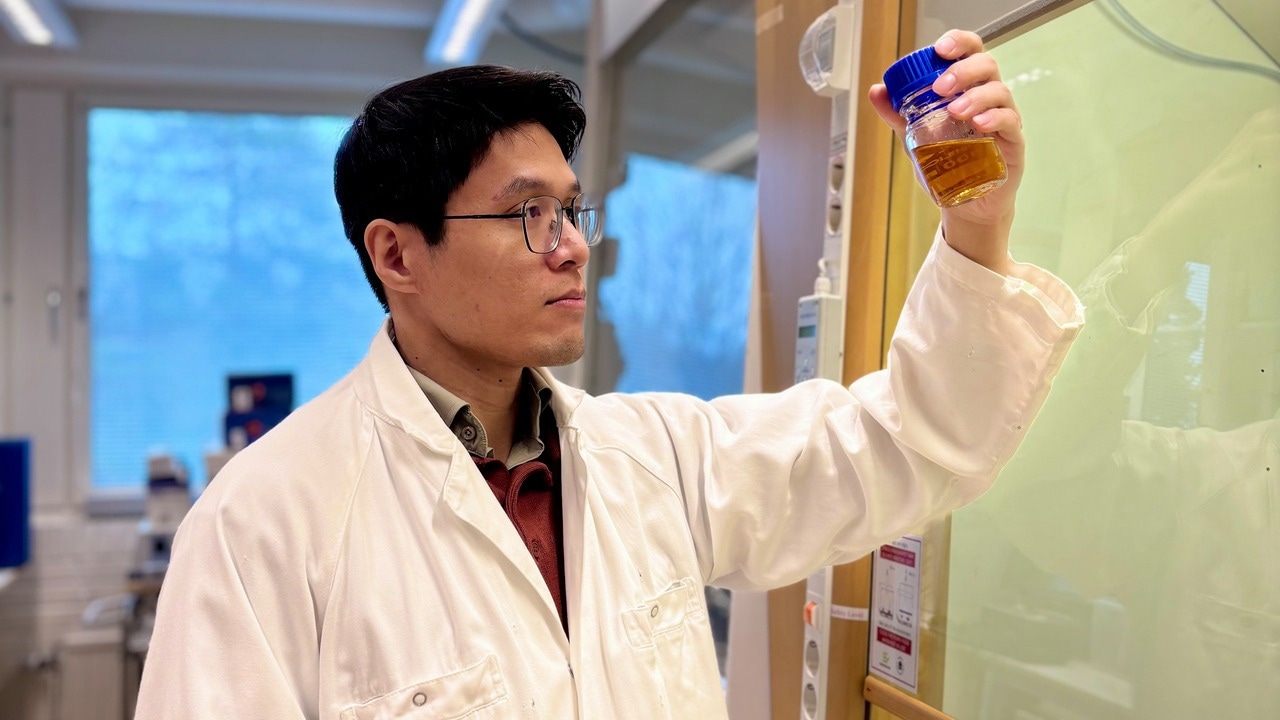 Van Minh Dinh in the lab at the Department of Chemistry, Umeå University.
