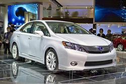 Lexus Introduces Hybrid at North American Motor Show