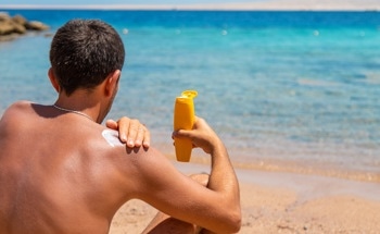 New Study Reveals Sunscreen Chemical’s Surprising Impact on Ocean Plastic Degradation